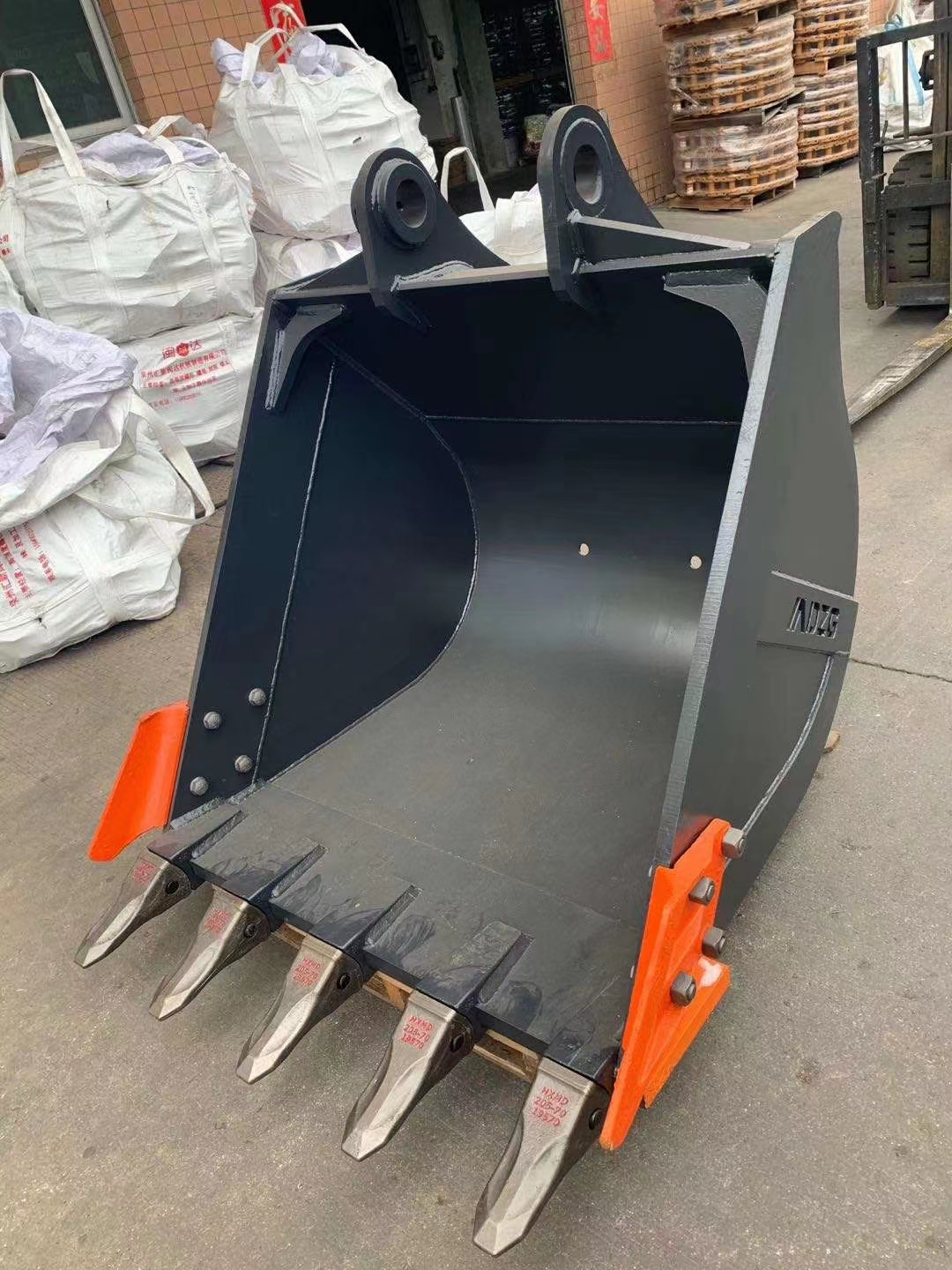 ما هي الأنواع المختلفة لأسنان الدلو؟